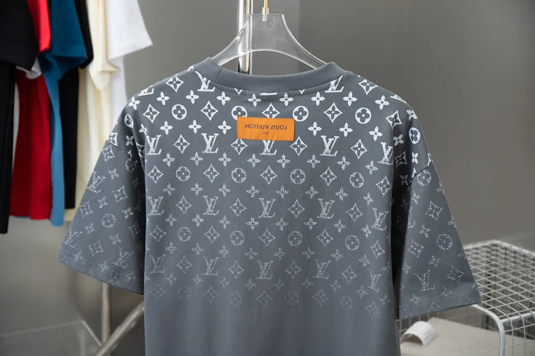 🅿️180 High-quality Lv 2025 early spring new model, MONOGRAM presbyopic gradient short-sleeved T-shirt, using digital printing technology to render pixel light and shadow for the Monogram gradient pattern, and its silk-screen texture and knitting effect complement each other. Synchronized with the official website, pure cotton fabrics at the counter! Comfortable against the skin, durable and easy to wear, meticulous original craftsmanship, custom-made 260g vat-dyed fabric, very comfortable to the touch, latest brick cabinet synchronization, OS off-shoulder version, fashionable and individual, super versatile and good-looking, very suitable for both men and women, must-have style, hang tag, collar label, washed wheat, complete with three labels S M L XL